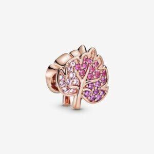 Sparkling Pav�� Leaf Charm